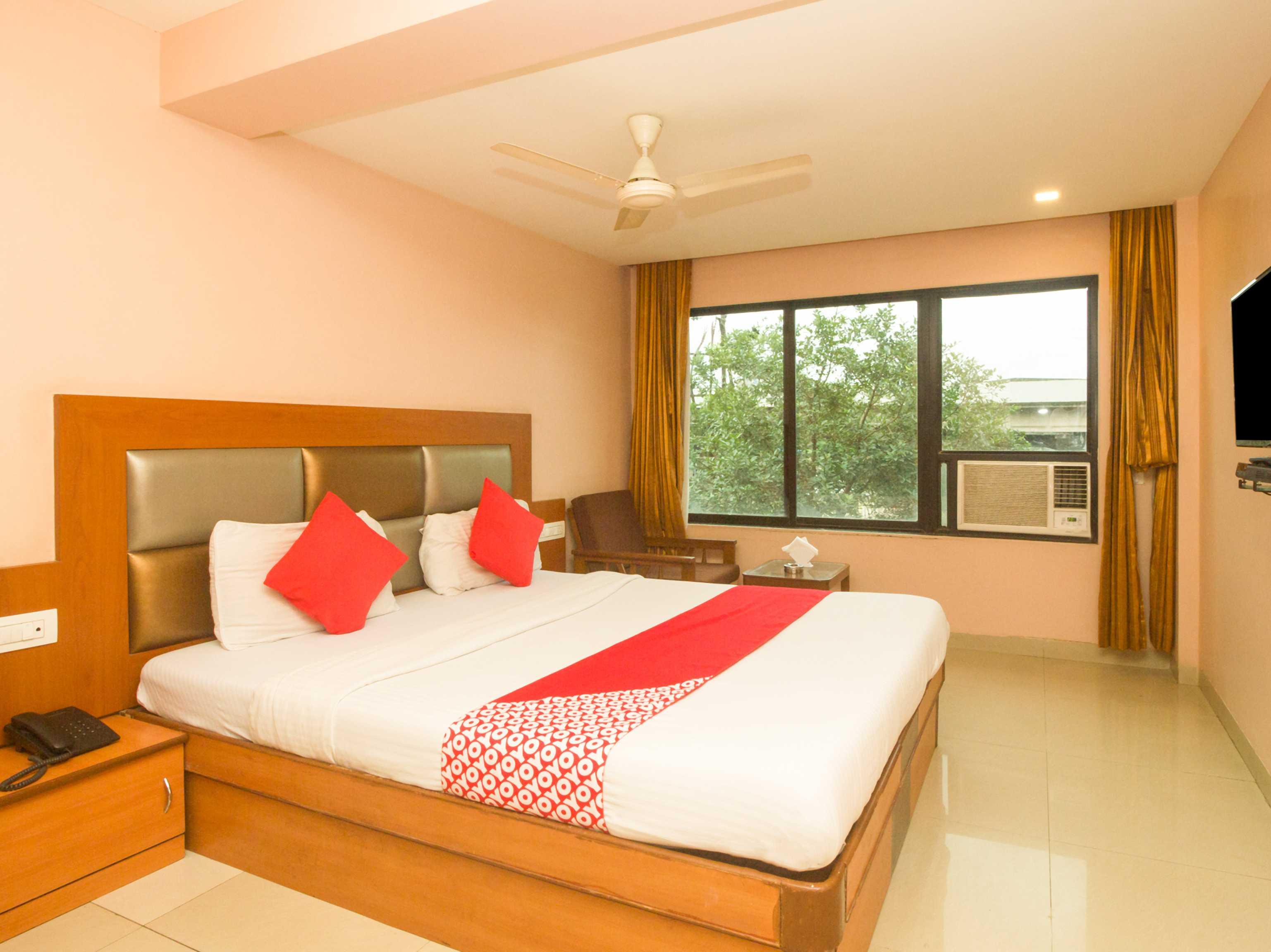 Oyo Hotel Sarovar Grand Kalamboli Exterior photo